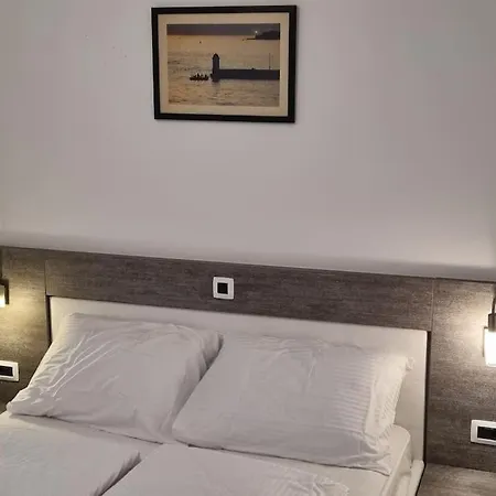 For 4 Apartment Petrcane
