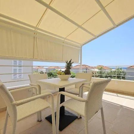 Appartement For 4 Petrcane