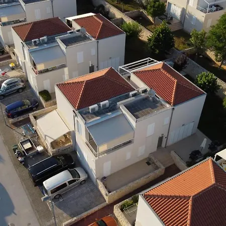 For 4 Appartement Petrcane